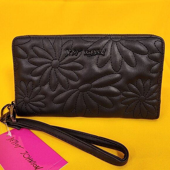 Betsey Johnson Black Quilted Daisy Flower Spring Wallet Wristlet Zip Around NEW - Picture 13 of 13